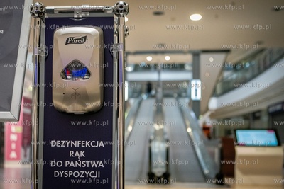 Gdańsk. Galeria Bałtyck.  Przed wejściem do sklepu...