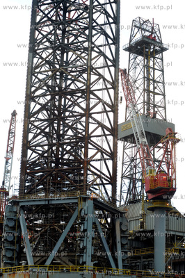 Samopodnosna platforma wiertnicza ENSCO100 przechodzi...