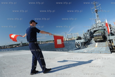 Port wojenny Gdynia Oksywie. 32 zolnierzy i 13 pojazdow...