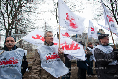 Gdansk. Protest pracownikow Portowej Strazy Pozarnej...