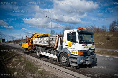 Gdansk. Aleja Armii Krajowej. Wiosenne sprzatanie ulic....