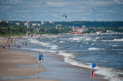 Gdansk. Czerwona flaga wywieszona na plazy w Jelitkowie...