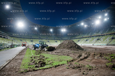 Gdansk. Stadion PGE Arena. Wymiana murawy przed meczem...