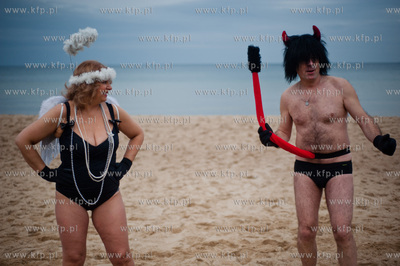 Gdansk. Plaza w Jelitkowie. Noworoczna zimowa kapiel...