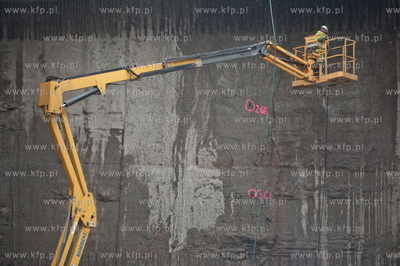 Gdansk. Wisloujscie. Montaz maszyny drazacej TMB, ktora...