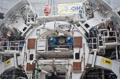 Gdansk. Wisloujscie. Montaz maszyny drazacej TMB, ktora...