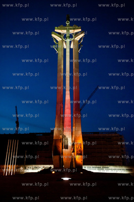 Gdansk. Bialo-czerwona iluminacja Pomnika Poleglych...