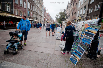 Gdansk. Dlugie Pobrzeze. Pelne turystow ulice starego...