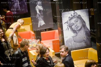 Gdansk. Teatr Wybrzeze. Wernisaz wystawy zdjec bedacych...