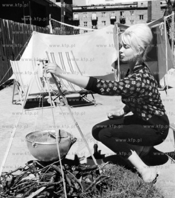 Kiermasz sprzetu turystycznego przed Domem Towarowym...