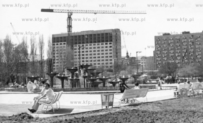 Skwer Kosciuszki w Gdyni, w oddali budowa hotelu Gdynia....