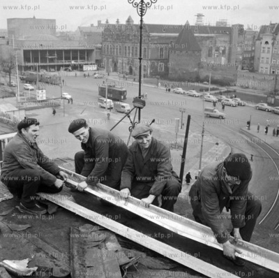 Robotnicy pracuja na Bramie Wyzynnej w Gdansku, w glebi...