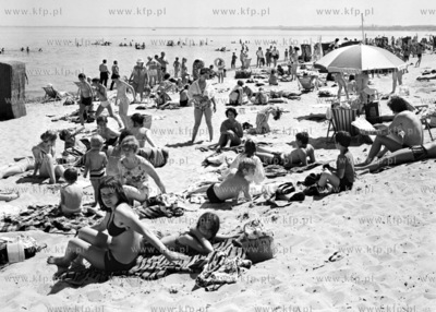 Letni wypoczynek na plazy w Gdyni Orlowie. 
27.06.1973
7czerwiec73_z.kosycarz_p68
Fot....