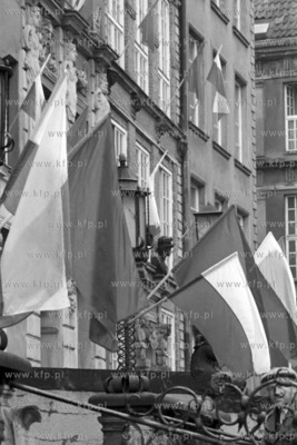Flagi wywieszone z okazji świeta 1 maja na przedprożach...