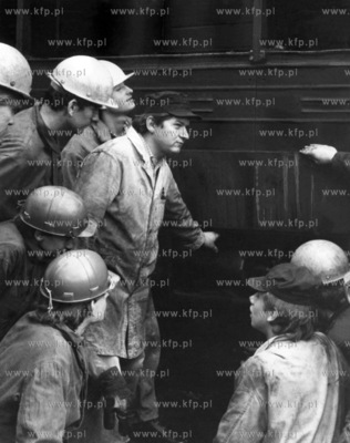 Mistrz napraw lokomotyw spalinowych Jan Dominiak zapoznaje...