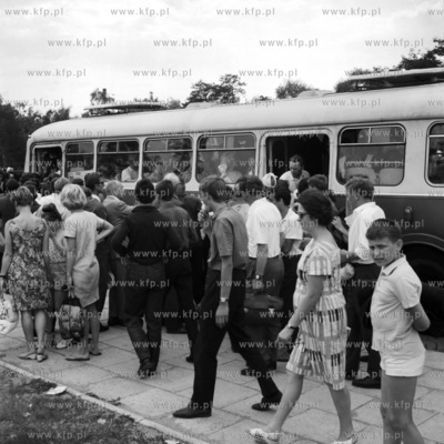 Tłum powracających z plaży turystów wsiada do autobusu...
