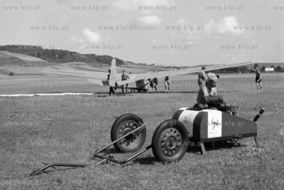 Przygotowania do lotów szybowcem.
1959
0008548z
Fot....