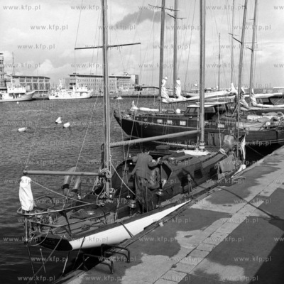 Jacht Komodor przycumowany do nabrzeża w basenie jachtowym...