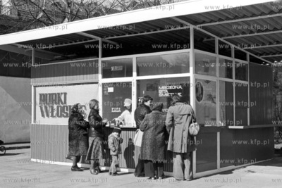 Kolejka przed budką z rurkami włoskimi. 
10.04.1979
3kwiecien79_z.kosycarz_p30
Fot....