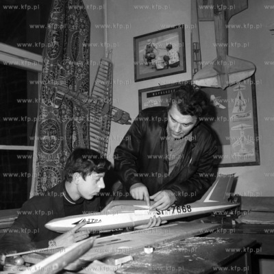 W pracowni modelarskiej. 
02.1972
luty72_z.kosycarz_p59
Fot....