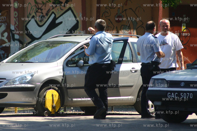 Straznicy Miejscy z Pycka zakladaja blokade na kolo...