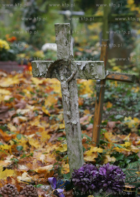 Swieto Zmarlych na szczecinskim cmentarzu centralnym.
Jest...