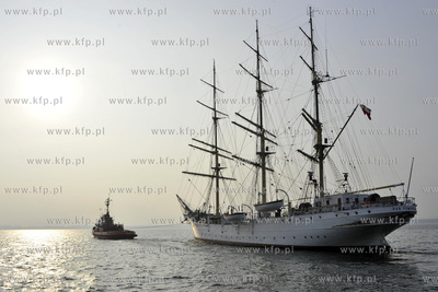 Najstarszy polski zaglowiec Dar Pomorza bedacy obecnie...