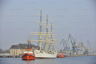 Najstarszy polski zaglowiec Dar Pomorza bedacy obecnie...