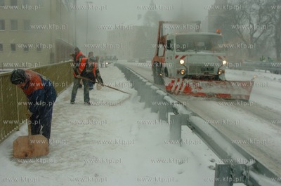 Slupsk zasypany sniegiem, do odsniezania zmobilizowano...