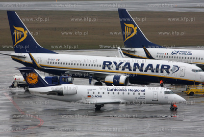 Gdansk, Rebiechowo. Nz. Boeing 737-8AS linii Ryanair.
10.03.2009
fot....