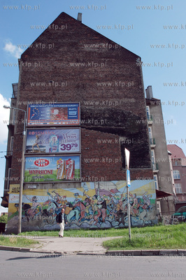 Murales - prace artysty Rafala Roskowinskiego na rogu...