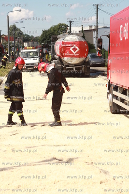 Mosty kolo Leborka. Pociag SKM uderzyl w cysterne....