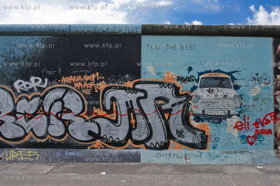 Berlin. East Side Gallery jest pomnikiem dla wolnosci...