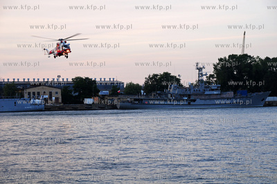 Gdynia. Pokaz ratownictwa morskiego w wykonaniu załogi...