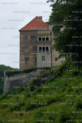 Zamek w Pieskowej Skale z XIII/XIV wieku. Budowla odrestaurowana...