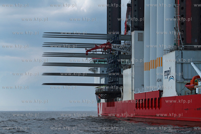 Do gdynskiego portu przyplynal widowiskowy statek -...