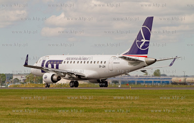 Port Lotniczy Gdansk im. Lecha Walesy, Nz. Embraer...