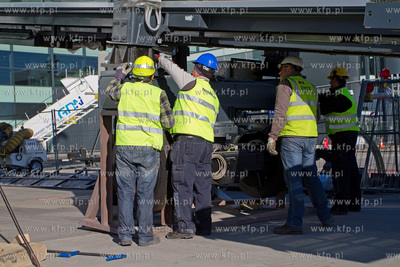 Instalacja rekawow przy terminalu pasazerskim T2 na...