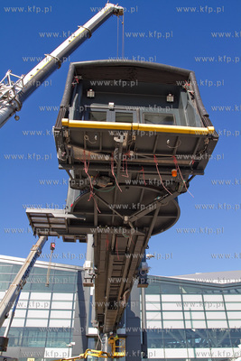 Instalacja rekawow przy terminalu pasazerskim T2 na...