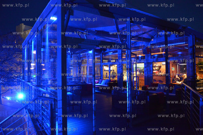 Ogolnoswiatowa akcja Na niebiesko dla autyzmu. Nz podswietlony...