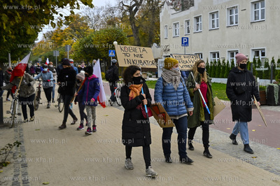 Sopot. Molo. Protest Kobiet po wydanym orzeczeniu Trybunalu...