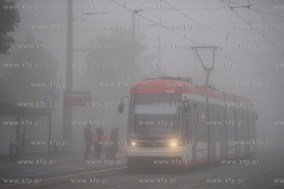 Poranna mgła na Stogach. Tramwaj. 27.10.2024 fot....