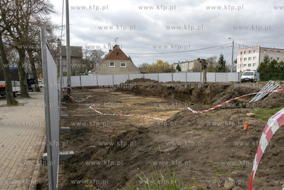 Stawianie ogrodzenia wokół placu pomiędzy ulicami...
