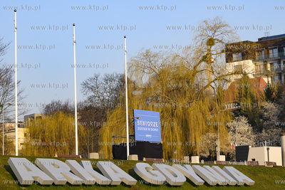 Gdynia. Bulwar Nadmorski o poranku. Nz. Napis Arka...