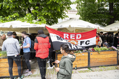 Kibice Manchester United bawią sie na ul. Długi Targ...