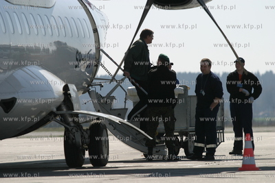 Port lotniczy w Gdansku Rebiechowie. Przed terminalem...