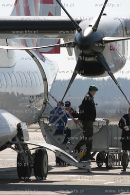 Port lotniczy w Gdansku Rebiechowie. Przed terminalem...