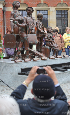 Przed Dworcem PKP w Gdansku odslonieto pomnik poswiecony...