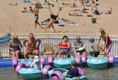 Sobota na molo w Gdansku Brzeznie. Plazowicze nad basenemz...