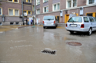 Gdansk podczas ulewy. Nz. wypompowywanie wody z piwnic...